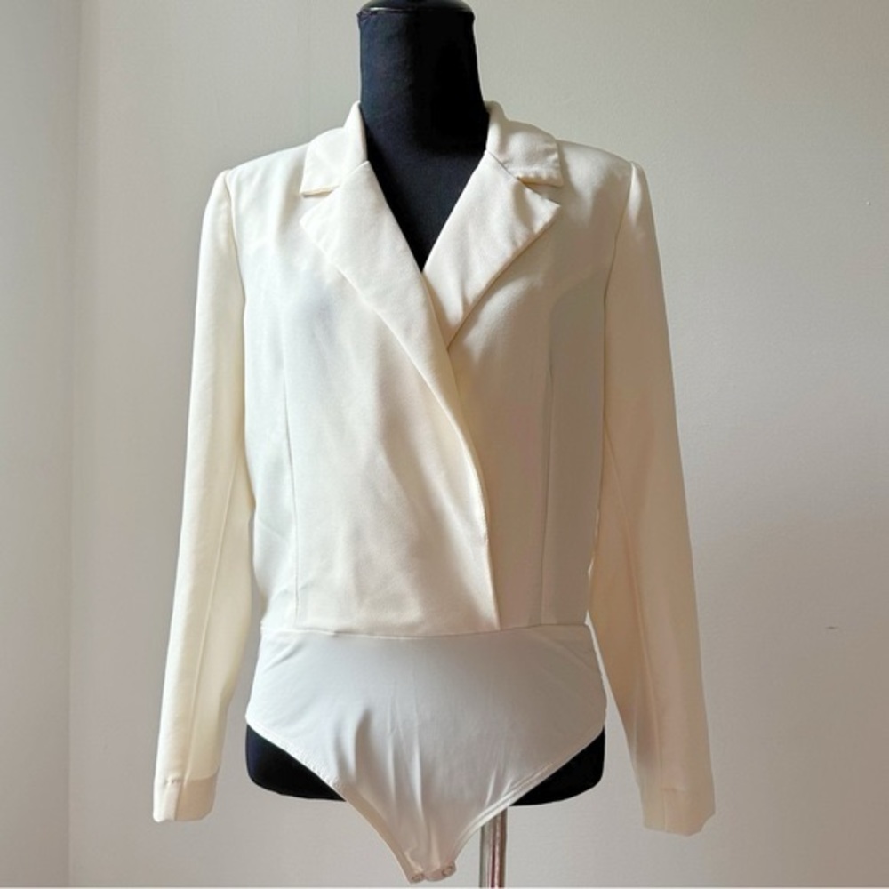NWT Cream tuxedo blazer bodysuit with collar from forever 21. size M